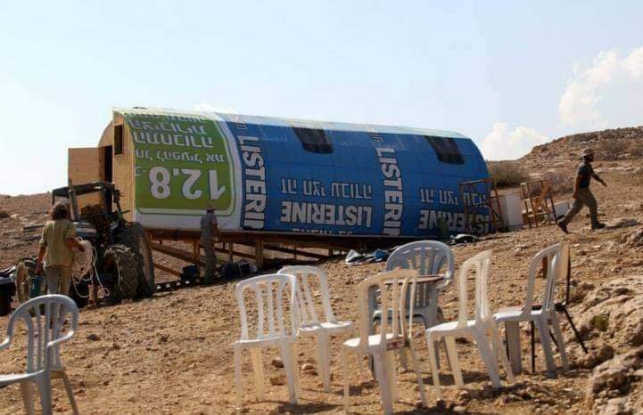 Kiryat Arba settlers place mobile home on private land in al-Khalil