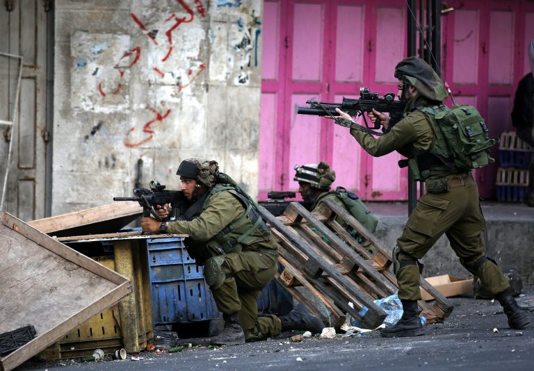 الاحتلال يعتقل 5 متظاهرين فلسطينيين ويصيب العشرات بالضفة
