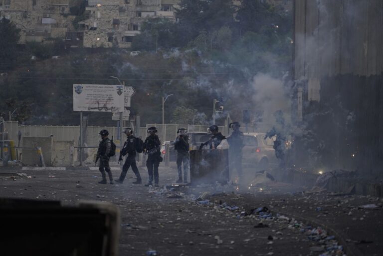إصابة عشرات الطلبة بالاختناق بمواجهات مع الاحتلال بطولكرم